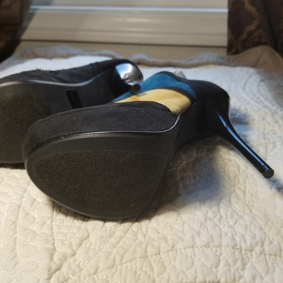 QUPID black teal yellow faux suede peep toe booties heels new - Picture 5 of 7